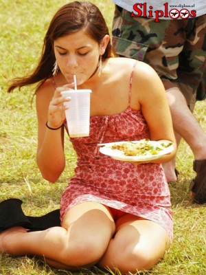 Meisje drinkt Milkshake in het park en heeft geen slipje aan!