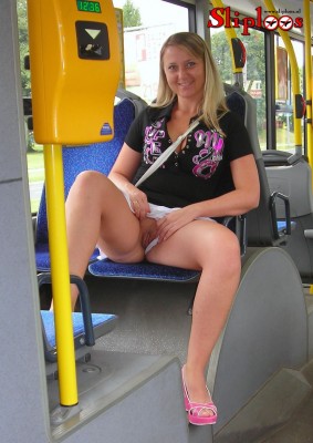Meisje rijdt met de bus mee en draagt geen slipje vandaag!
